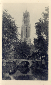 606646 Gezicht op de Domtoren te Utrecht, met op de voorgrond de Gaardbrug.